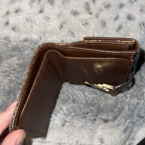 Women’s or Men's Gucci GG monogram canvas Key locking hardware Bi-Fold wallet! - Picture 13 of 17